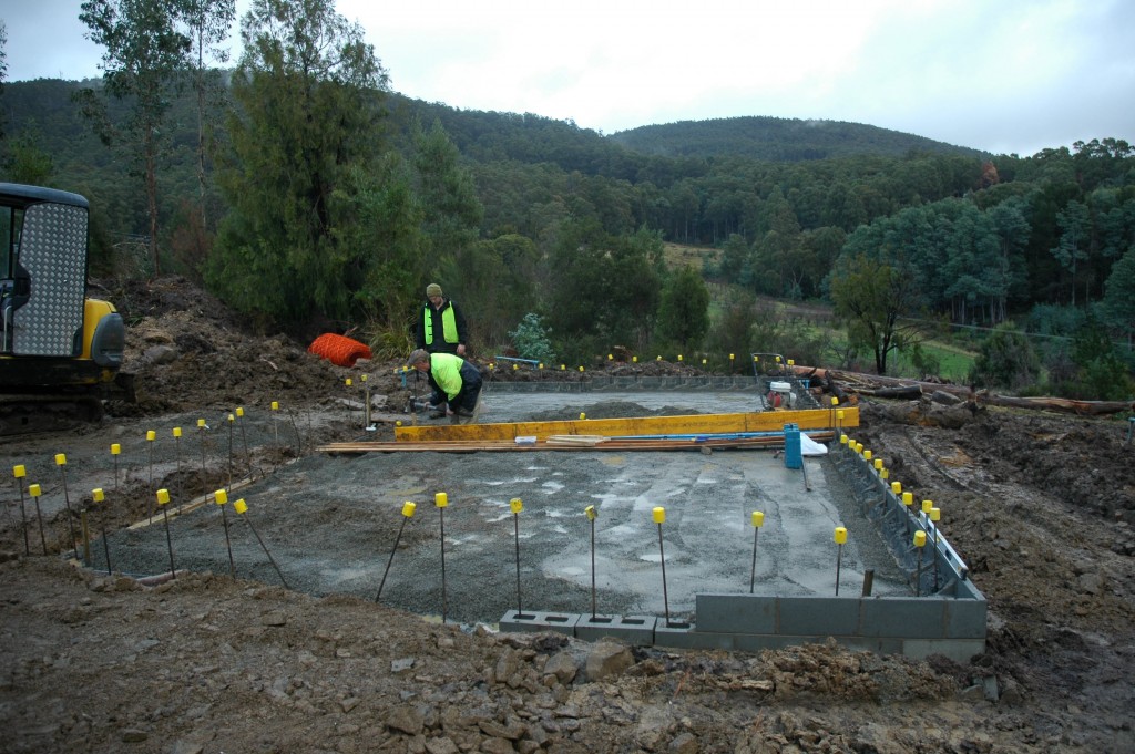 Forming the concrete strip thickening in the middle of the slab